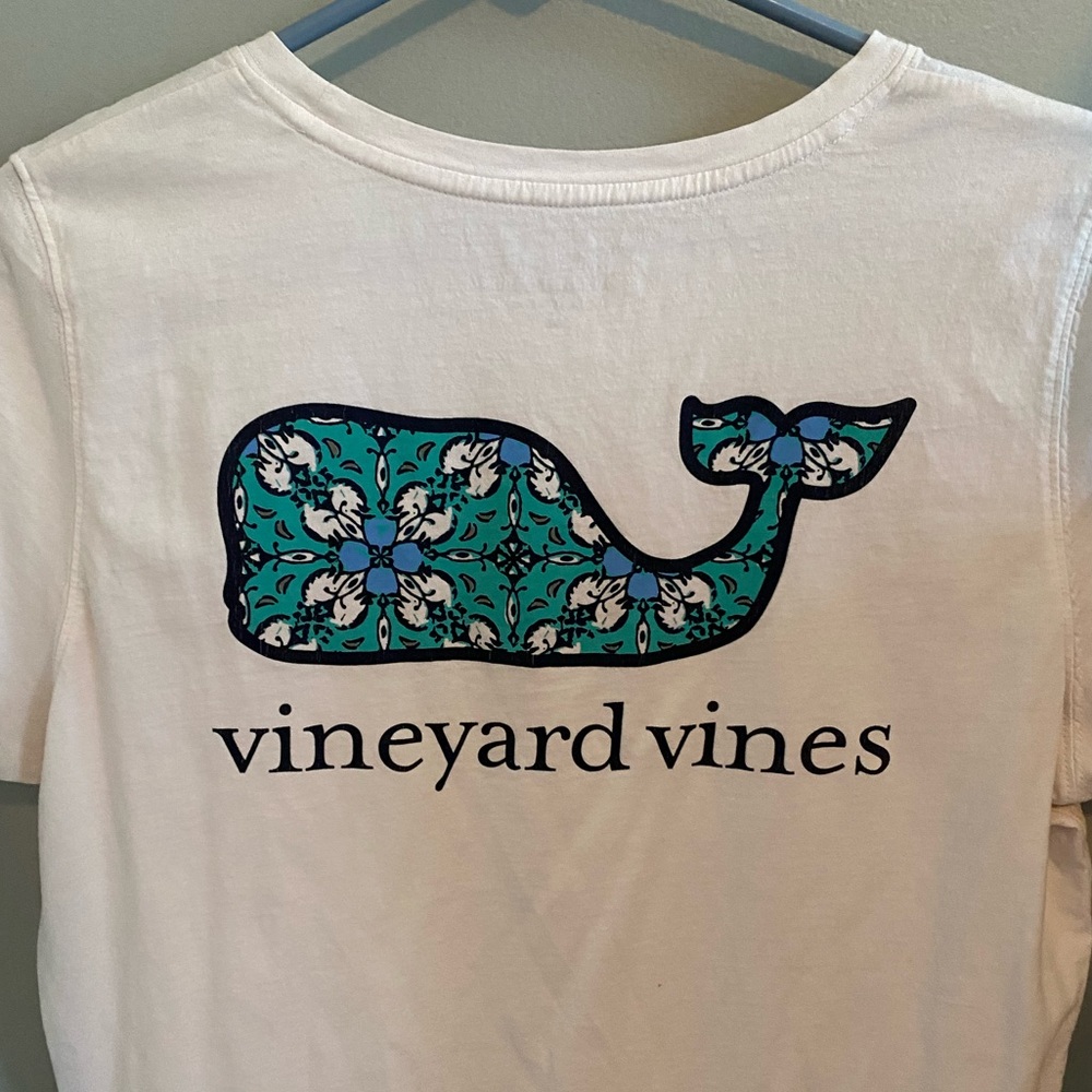 Vineyard vines Graphic tee!